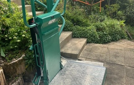 Plateformes élévatrices Lehner Stratos pour escaliers courbes