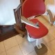 Monte escalier coube assise rouge parking en haut a 90
