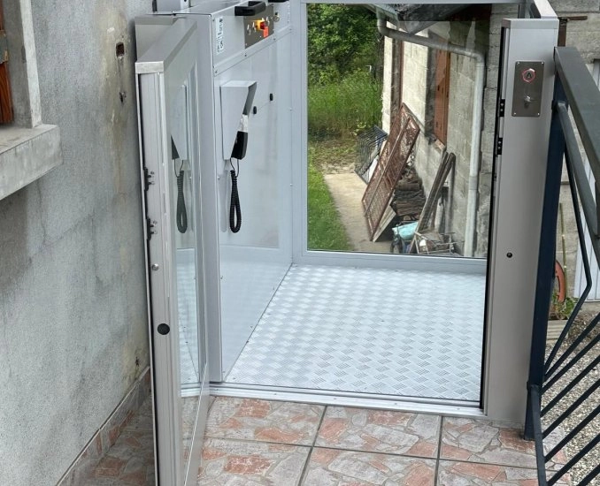 Plateforme elevatrice ganser ghb 20 installee en savoie