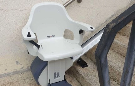 Monte escalier droit HomeGlide Extérieur : résistance et sérénité en extérieur