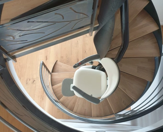 Monte escalier courbe sur mesure sur des escaliers en colimacon pivotement automatique technologie asl