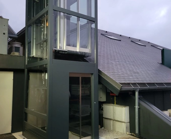 Ascenseur pmr pour acces au restaurant a voglans