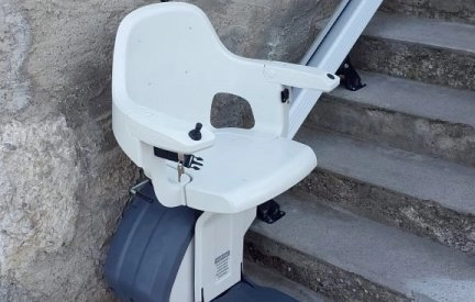 Monte escalier droit HomeGlide Extérieur : résistance et sérénité en extérieur