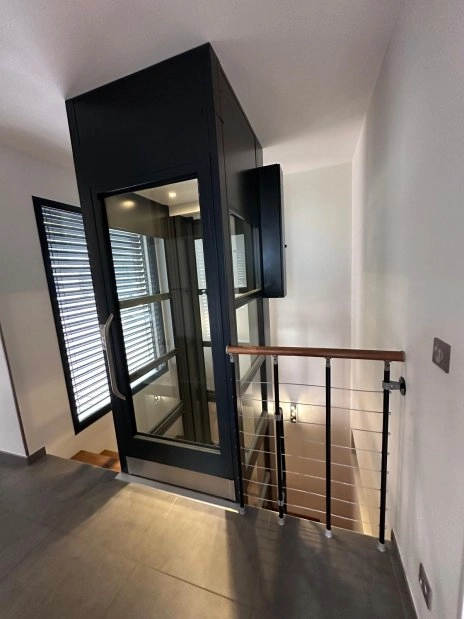 Élévateur privatif intérieur installé dans une maison en Savoie