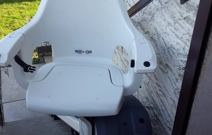 Monte escalier droit HomeGlide Extérieur : résistance et sérénité en extérieur