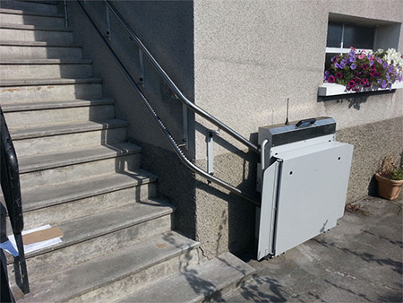 plate-forme-elevatrice-escalier-courbe-ou-droit