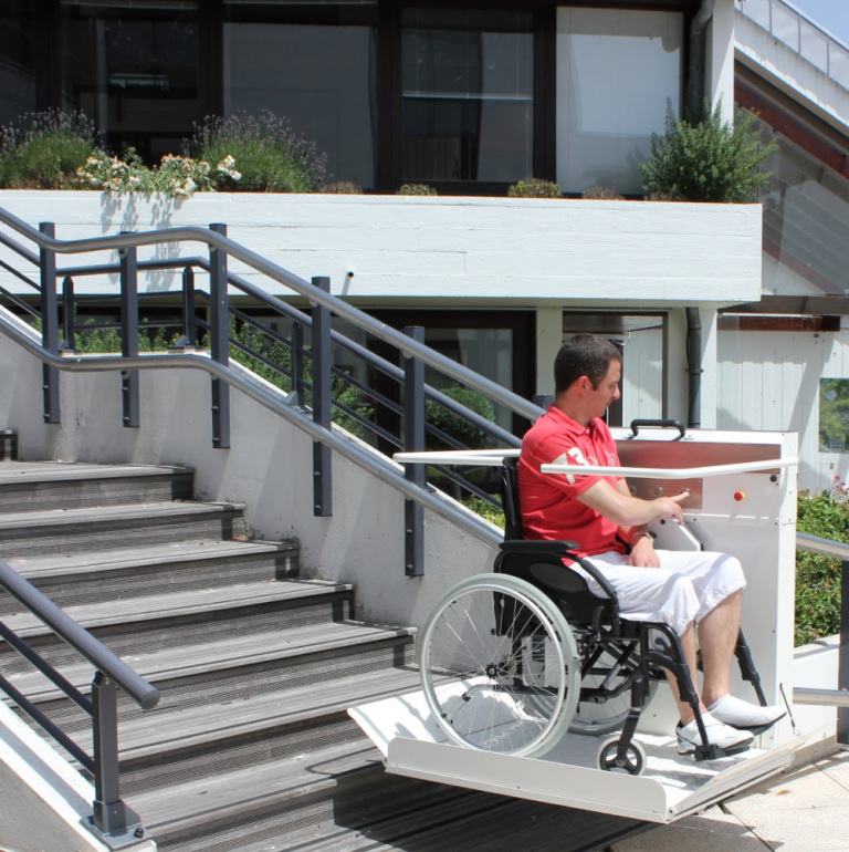 Mini rampe PMR pour accès handicapés en fauteuils roulants