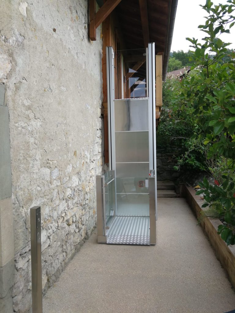 Plateforme élévatrice verticale extérieure en inox instalée en Haute Savoie