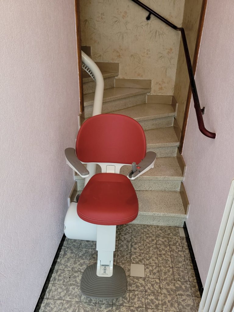 Siege monte escalier courbe assise rouge en vynil