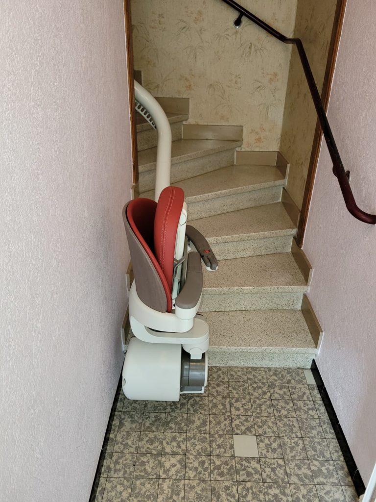 Siège monte escalier replié en bas