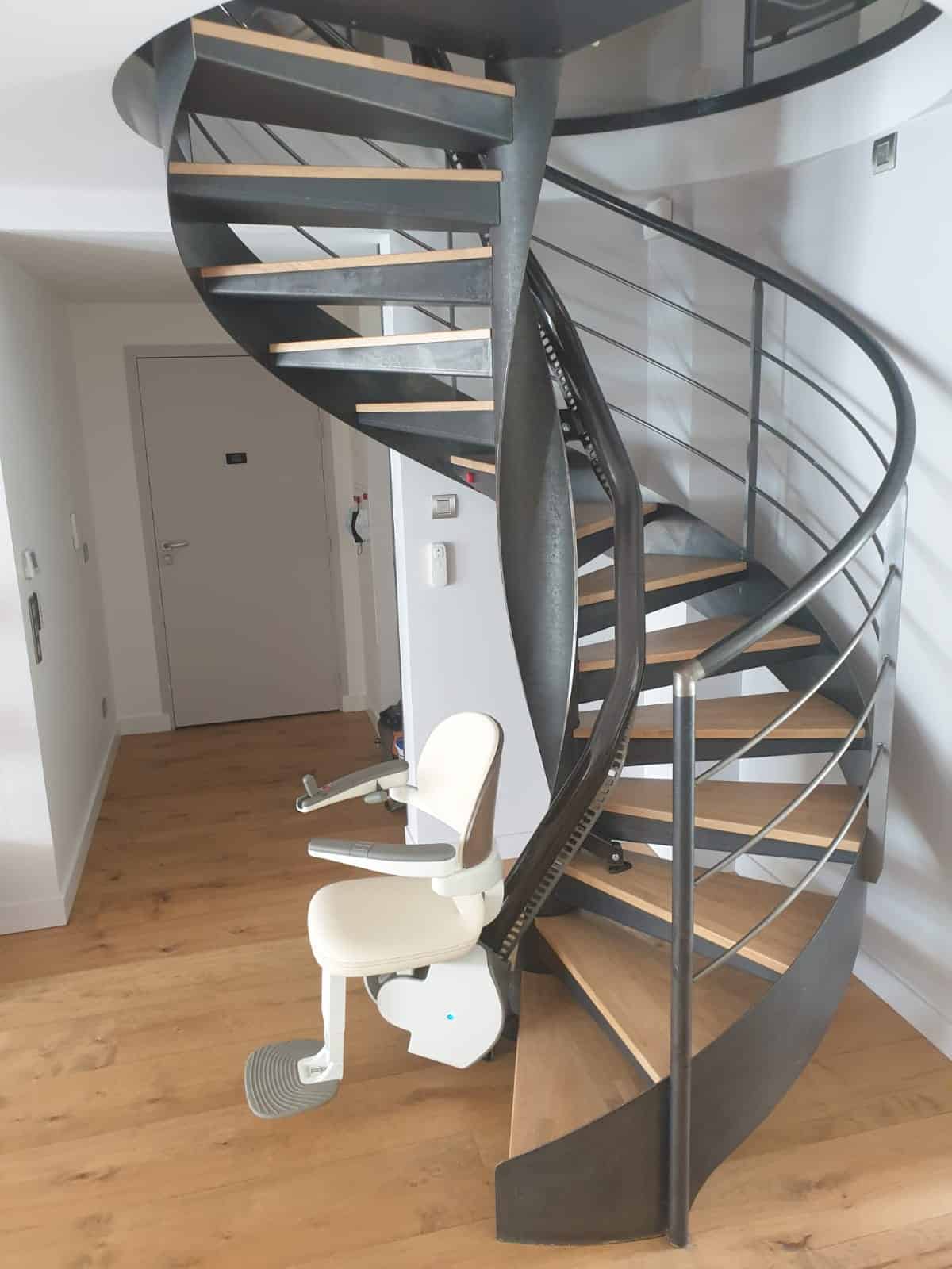 siège PMR sur escalier en colimaçon